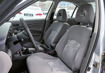 Подержанный автомобиль Nissan Almera Sedan 2001 года (14 фото)