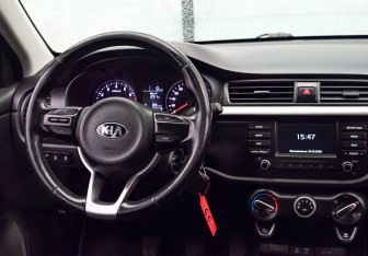 Подержанный автомобиль Kia Rio Sedan 2018 года (19 фото)