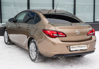 Подержанный автомобиль Opel Astra Sedan 2012 года (3 фото)