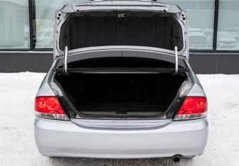 Подержанный автомобиль Mitsubishi Lancer Sedan 2004 года (18 фото)