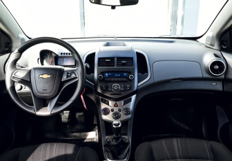 Подержанный автомобиль Chevrolet Aveo Sedan 2015 года (17 фото)