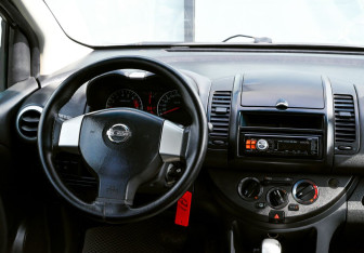Подержанный автомобиль Nissan Note 2011 года (17 фото)