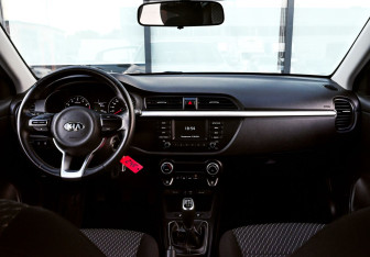 Подержанный автомобиль Kia Rio Sedan 2020 года (18 фото)