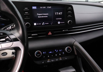 Подержанный автомобиль Hyundai Elantra Sedan 2021 года (11 фото)