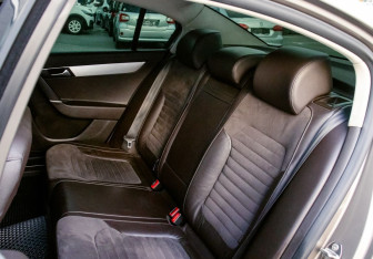 Подержанный автомобиль Volkswagen Passat Sedan 2011 года (17 фото)
