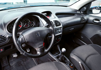 Подержанный автомобиль Peugeot 206 Hatchback 2007 года (13 фото)