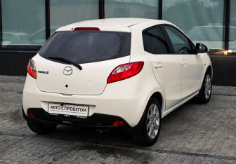 Подержанный автомобиль Mazda 2 Hatchback 2008 года (5 фото)