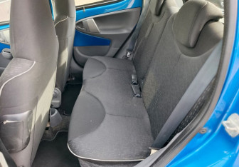 Подержанный автомобиль Peugeot 107 2009 года (16 фото)