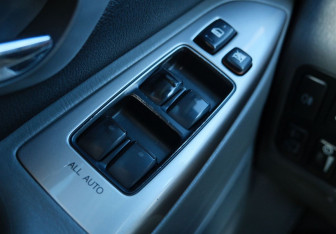 Подержанный автомобиль Toyota Land Cruiser Prado 2006 года (11 фото)