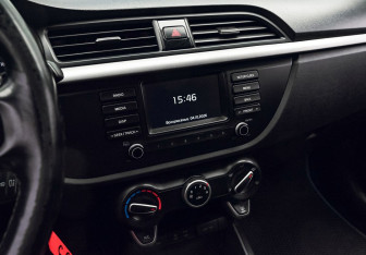 Подержанный автомобиль Kia Rio Sedan 2018 года (11 фото)