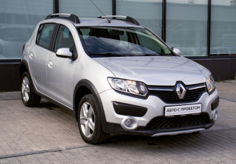 Подержанный автомобиль Renault Sandero 2017 года (7 фото)