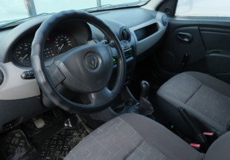 Подержанный автомобиль Renault Sandero 2012 года (9 фото)