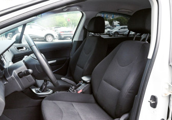 Подержанный автомобиль Peugeot 408 2013 года (14 фото)