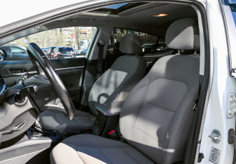 Подержанный автомобиль Hyundai Elantra Sedan 2019 года (14 фото)