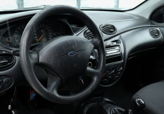 Подержанный автомобиль Ford Focus Sedan 2003 года (9 фото)
