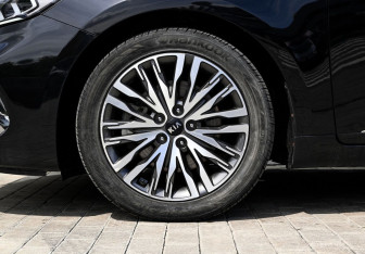 Подержанный автомобиль Kia K7 2020 года (23 фото)