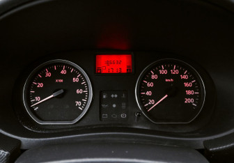 Подержанный автомобиль Renault Sandero 2012 года (9 фото)