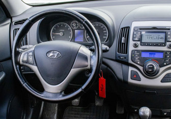 Подержанный автомобиль Hyundai i30 Hatchback 2009 года (18 фото)
