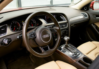 Подержанный автомобиль Audi A4 Sedan 2013 года (15 фото)