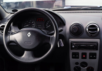 Подержанный автомобиль Renault Logan Sedan 2009 года (9 фото)