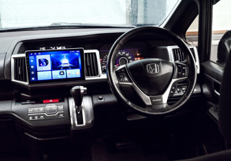 Подержанный автомобиль Honda Stepwgn 2014 года (16 фото)