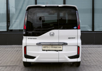 Подержанный автомобиль Honda Stepwgn 2016 года (4 фото)