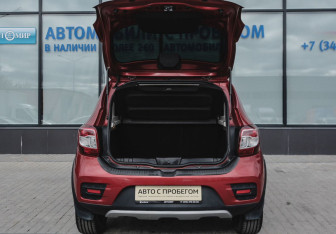 Подержанный автомобиль Renault Sandero 2017 года (16 фото)