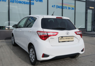 Подержанный автомобиль Toyota Vitz 2018 года (3 фото)