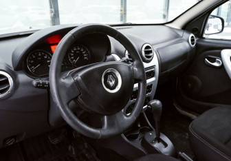 Подержанный автомобиль Renault Sandero 2012 года (11 фото)