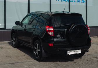 Подержанный автомобиль Toyota RAV4 2011 года (3 фото)