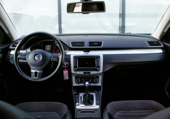 Подержанный автомобиль Volkswagen Passat Sedan 2011 года (18 фото)