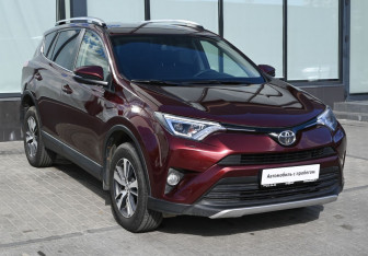 Подержанный автомобиль Toyota RAV4 2015 года (7 фото)