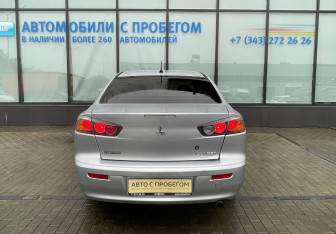 Подержанный автомобиль Mitsubishi Lancer Sedan 2010 года (4 фото)