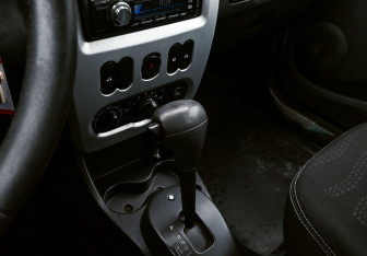 Подержанный автомобиль Renault Sandero 2012 года (10 фото)