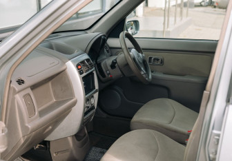 Подержанный автомобиль Nissan Cube 2001 года (11 фото)