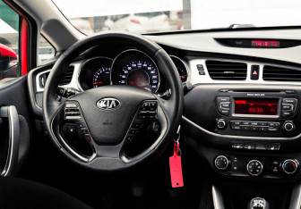 Подержанный автомобиль Kia Ceed Hatchback 2014 года (19 фото)