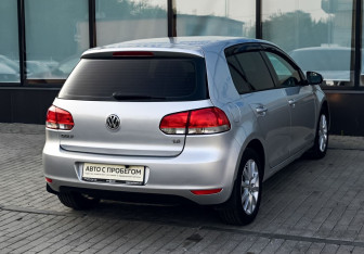 Подержанный автомобиль Volkswagen Golf Hatchback 2012 года (5 фото)