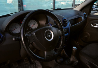 Подержанный автомобиль Renault Logan Sedan 2011 года (10 фото)