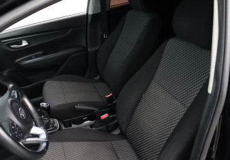 Подержанный автомобиль Kia Rio Hatchback 2017 года (15 фото)