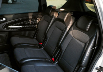 Подержанный автомобиль Ford S-MAX 2008 года (16 фото)