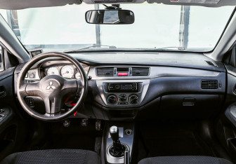 Подержанный автомобиль Mitsubishi Lancer Wagon 2006 года (11 фото)