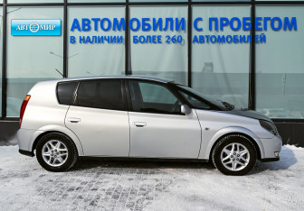Подержанный автомобиль Toyota Opa 2001 года (6 фото)