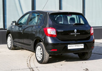Подержанный автомобиль Renault Sandero 2015 года (3 фото)
