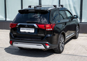 Подержанный автомобиль Mitsubishi Outlander 2018 года (5 фото)