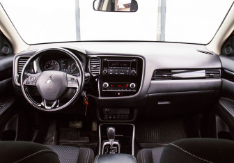 Подержанный автомобиль Mitsubishi Outlander 2021 года (17 фото)