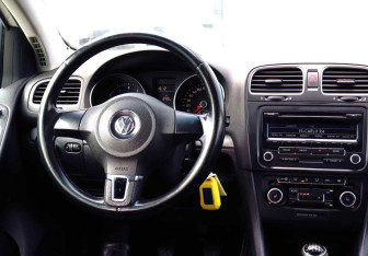 Подержанный автомобиль Volkswagen Golf Hatchback 2012 года (18 фото)
