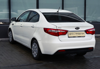 Подержанный автомобиль Kia Rio Sedan 2013 года (17 фото)