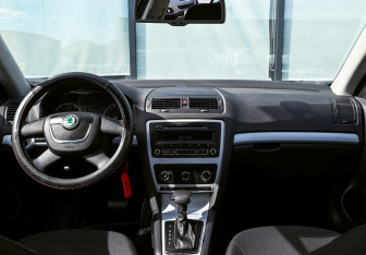 Подержанный автомобиль Skoda Octavia Liftback 2010 года (16 фото)