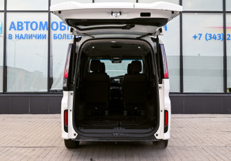 Подержанный автомобиль Honda Stepwgn 2016 года (20 фото)