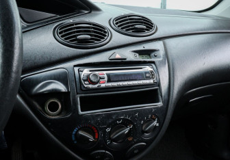 Подержанный автомобиль Ford Focus Sedan 2003 года (12 фото)